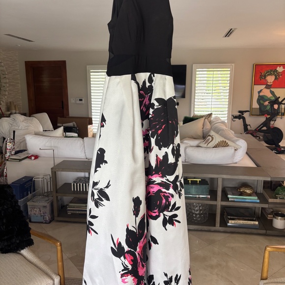 Xscape Gown - Picture 2 of 3